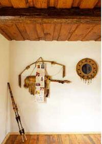 Kambario siena
dekoruota autentiškais indėnų kultūros daiktais atvežtais iš Amerikos ir
Kanados.