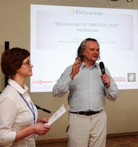 Apdovanojimų ceremonijos dalyvius sveikina EKOcentro  steigėjai Rasa Buslavičienė ir Vytautas Gurevičius