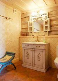Visai neseniai įrengtas
erdvus vonios kambarys žavi originaliomis detalėmis.
