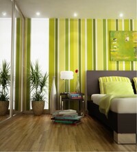 Vieną sieną, kuri bus kambario ašis, nudažykite žaliai, o likusias tris – kita, prie žalios derančia spalva. Derančias spalvas galite lengvai rasti dažų paletėje – išsirinkite pagrindinę žalią, o kitą spalvą rinkitės iš šalia esančių