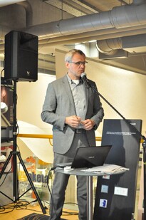 Pirmąjį pranešimą apie įtempiamų lubų galimybes ir naujoves pristatė oficialus „Barrisol“ lubų atstovas Lietuvoje – UAB „Skaida-nf“ vadovas Stasys Černiauskas.