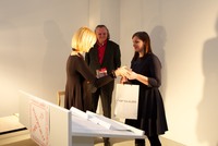 Nominacijos „Už geriausią biuro interjerą“ rėmėjo UAB „Narbutas“ marketingo projektų vadovė Rūta Vyžintaitė įteikia prizą nominacijos nugalėtojai interjero dizainerei-architektei Indrei Sunklodienei